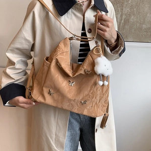 Sac à bandoulière kaki avec pendentifs papillon et décoration nuage en peluche