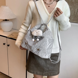 Sac à dos argenté plissé avec breloques papillon et pendentif nuage en peluche doux