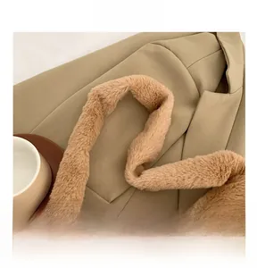 Gros plan détaillé de la poignée d'un sac à main en peluche marron au style automnal épuré
