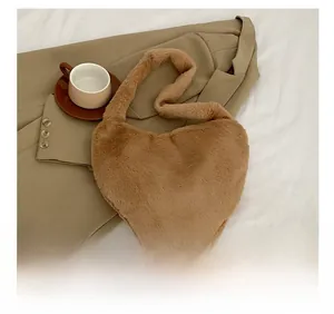 Vue détaillée du sac à épaule en peluche en forme de cœur en fausse fourrure marron