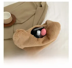 Vue intérieure du sac cabas en peluche marron montrant la capacité pour le maquillage