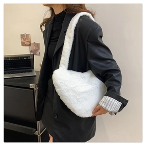 Gros plan du sac bandoulière en peluche blanche avec texture en fausse fourrure