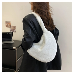 Vue de dos d'un mannequin portant un sac à bandoulière en fausse fourrure blanche et veste en cuir