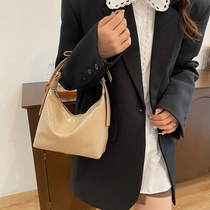 Sac hobo chic en cuir verni beige brillant avec bandoulière réglable pour femme