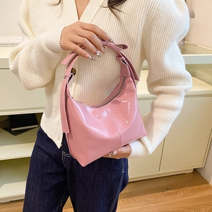 Sac seau hobo chic en cuir verni rose avec nœud décoratif et poignée supérieure