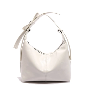 Sac hobo demi-lune beige chic avec coutures diagonales et détail de nœud décoratif