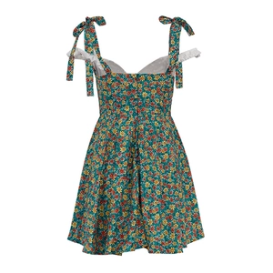 Detail van een zomerjurk met bloemenprint, kant aan de halslijn en verstelbare bandjes