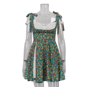 Franse bloemen mini-jurk met strikbandjes en witte oogje kant detail bij de split