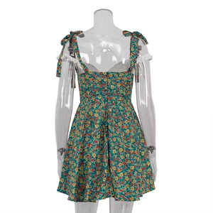 Detail van zomerjurk met bloemenprint, strikbandjes en een ritssluiting op de rug
