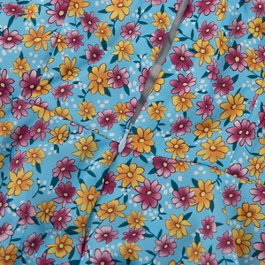 Detail van de onzichtbare rits op de lichtblauwe zomerjurk met bloemenprint stof