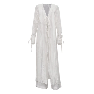 Détail d'un ensemble blanc transparent deux pièces avec robe à lacets et pantalon large