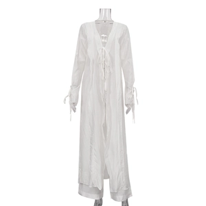 Ensemble de plage blanc transparent avec cardigan long et taille à cordon de serrage