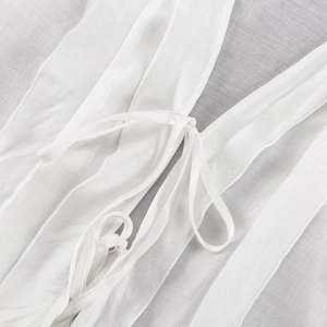 Détail de l'ensemble de plage blanc transparent avec lien à la taille et texture douce