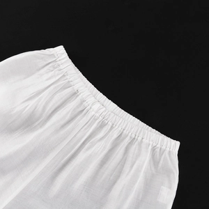 Détail de la taille haute élastique blanche avec texture de tissu plissé soigné