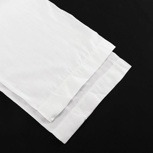 Vue détaillée de la texture du tissu en coton blanc avec coutures d'ourlet soignées