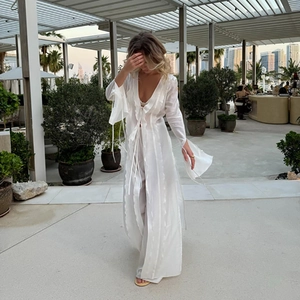 Ensemble de plage blanc transparent avec robe à nouer et pantalon large pour vacances