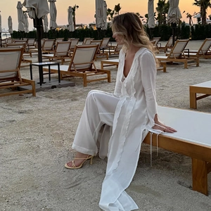 Ensemble de plage deux pièces blanc transparent avec robe à nouer et pantalon