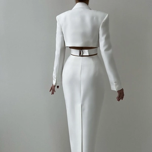Détails de la robe blazer blanche avec découpe à la taille et fente à l'arrière