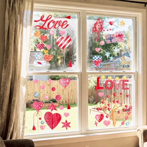Detailweergave van Valentijnsdag raamstickers met hartjes en liefdesmotieven op glas