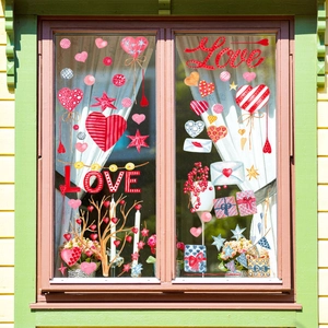 Detail van statische Valentijnsdag raamstickers met harten en Love-tekst op glas