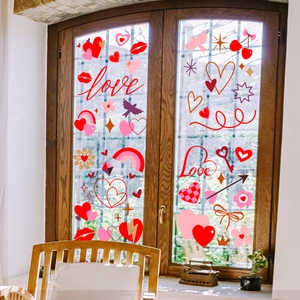 Rode hart en vogel thema Valentijnsdag raamstickers in een gezellige huiselijke sfeer
