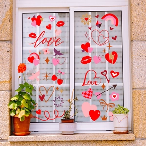 Detailopname van statische raamstickers voor Valentijnsdag met harten op glas