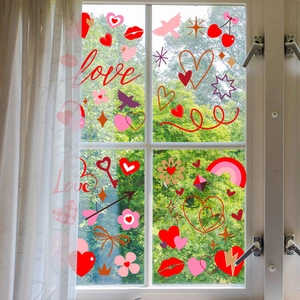 Detail van Valentijnsdag raamstickers met rode harten en Love-tekst op het glas