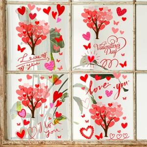 Valentijnsdag raamstickers met hartvormige bomen en vlinders op houten kozijn