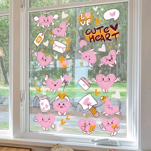 Detailopname van roze hartstickers op een raam voor een vrolijke Valentijnsdag decoratie