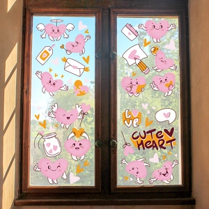 Detail van roze hartjes raamstickers met statische folie op glas tegen buitenachtergrond