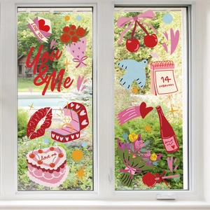 Gedetailleerd beeld van Valentijn raamstickers met hartjes en bloemen op glas
