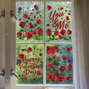 Detail van rode rozenblaadjes en Valentijnsdag raamstickers op een glazen ruit