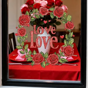 Detail van raamsticker met rozenkrans en Love-tekst voor Valentijnsdag decoratie