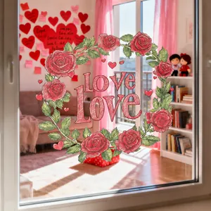 Detail van een statische rozenkrans raamsticker met Love-tekst op een venster in de kamer