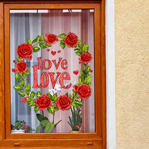 Detail van rode rozenkrans raamsticker met Love tekst op glasoppervlak voor woondecoratie