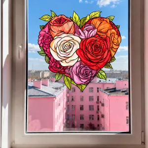 Detail van hartvormige rozen raamstickers op glas met een roze achtergrond