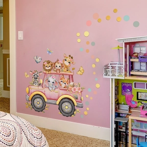 Detail von Cartoon-Tieren im rosa Jeep Wandtattoo mit bunten Polka Dots Set