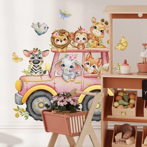 Detail der rosa Auto-Wandsticker mit Aquarell-Tieren im gemütlichen Kinderzimmer