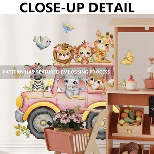 Detail der rosa Auto-Wandsticker mit Tieren und strukturierter Prägung im Kinderzimmer