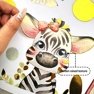 Detail der rosa Zebra-Wandsticker mit goldener Reliefstruktur und edler Prägeoptik