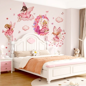 Détail de stickers muraux fée rose avec fleurs et nuages dans une chambre de fille