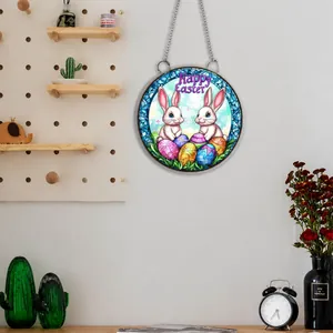 Nahaufnahme einer runden Osterhasen-Acrylplakette mit bunten Eiern und silberner Kette