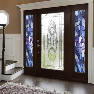 Detalle de vinilo estático geométrico de colores en una puerta de madera oscura
