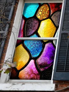 Primer plano de película para ventana de mosaico colorida con textura 3D y patrones