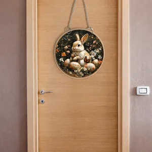 Detailansicht einer flachen 2D Oster-Hängedekoration mit Blumen-Hasen-Muster für die Tür