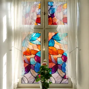 Detalle de patrón de hojas coloridas en película traslúcida para ventanas decorativa