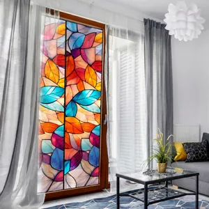 Detalle de lámina para ventanas estilo vitral con diseño de hojas coloridas y líneas negras