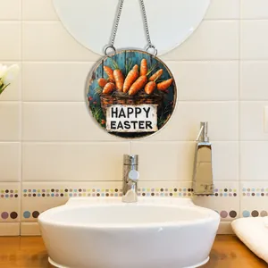 Detail der Oster-Hängeplakette mit Happy Easter Schriftzug und Karottenkorb-Design