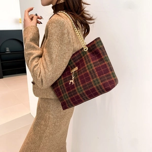 Sac bandoulière chic à carreaux rouges et verts avec chaîne dorée et breloque cerf en métal