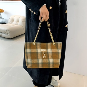 Sac fourre-tout à carreaux chic avec pendentif cerf doré et bandoulière chaîne style 2025